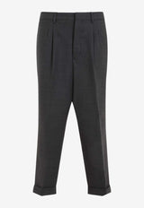 بنطال ضيق من الأسفل