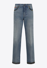 جينز بحواف مُغايرة وقَصة ساق مُستقيمة