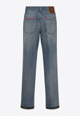 جينز بحواف مُغايرة وقَصة ساق مُستقيمة