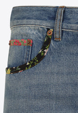 جينز بحواف مُغايرة وقَصة ساق مُستقيمة