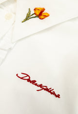 قميص بأزرار مع شعار مطرز للبنات