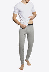 تي شيرت بقَصة عنق V مع شعار مُطرز