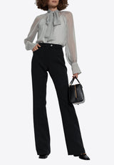 بلوزة شفافة بنمط بولكا دوت وربطة عنق