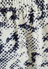 شورت من الحرير بطبعة شعار الماركة