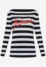 كنزة مُقلّمة بشعار الماركة