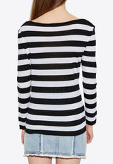 كنزة مُقلّمة بشعار الماركة