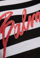 كنزة مُقلّمة بشعار الماركة