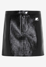 تنورة قصيرة من الفاينيل بشعار الماركة