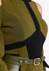 فستان بأكتاف مفتوحة مع حزام عريض من الجانبين