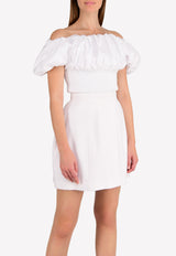 توب قصير بأكتاف متدلية وأكمام منفوخة