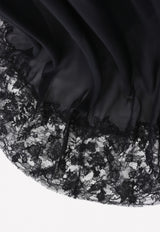 فستان طويل من الحرير بأكتاف متدلية