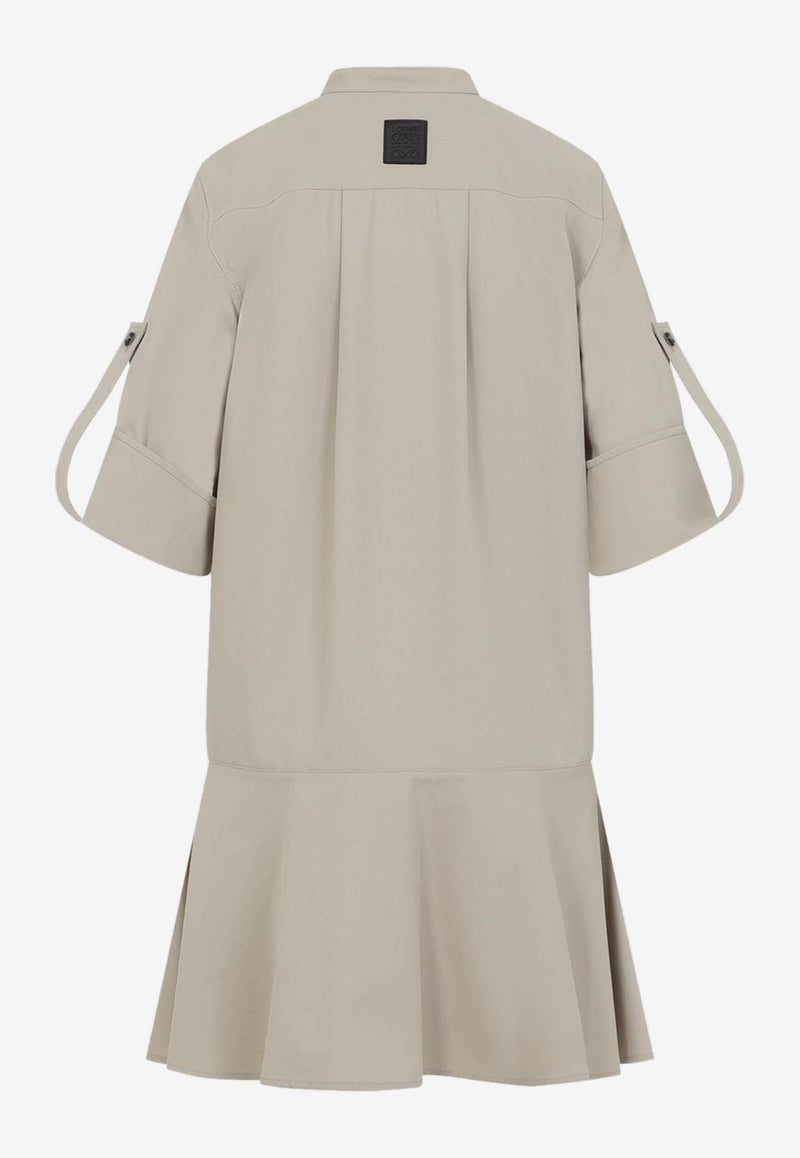 فستان بطول منتصف الساق بشعار الماركة