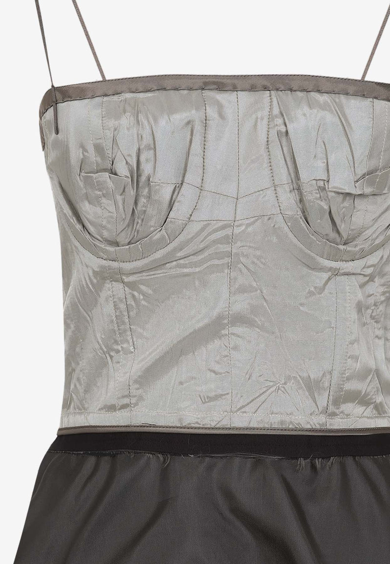 فستان من الحرير بطول منتصف الساق بلا أكمام