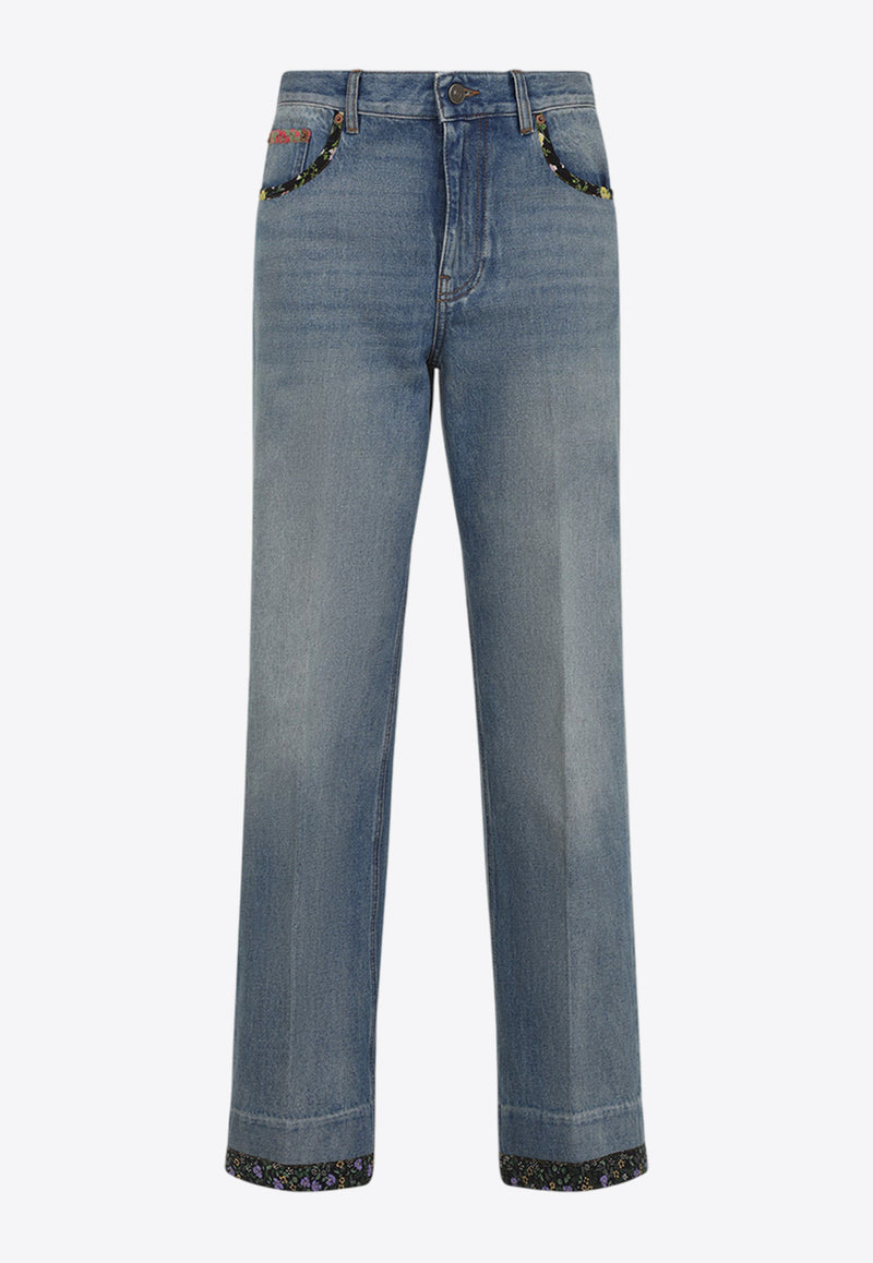 جينز بحواف مُغايرة وقَصة ساق مُستقيمة