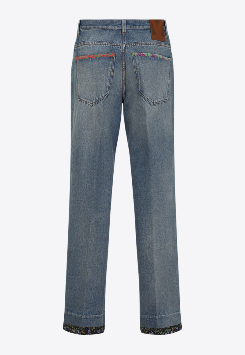 جينز بحواف مُغايرة وقَصة ساق مُستقيمة