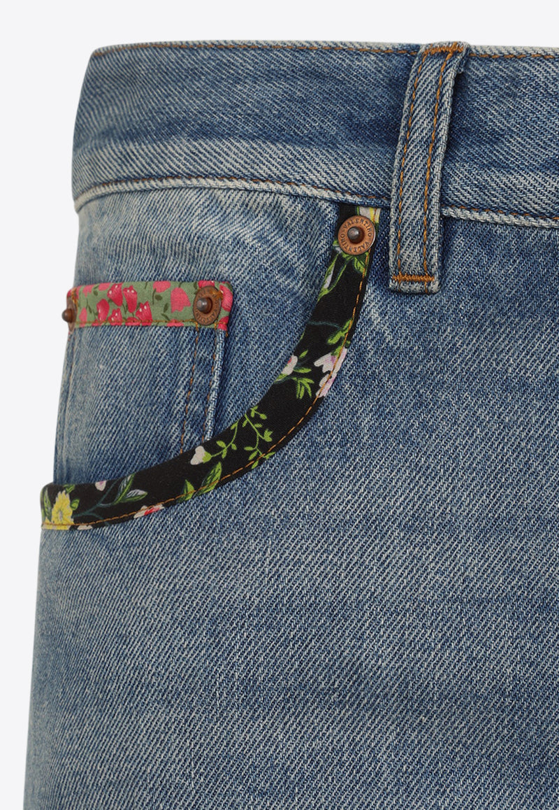 جينز بحواف مُغايرة وقَصة ساق مُستقيمة