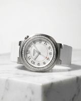 ساعة هيرميس كات 36 مم كبيرة مع حزام مطاطي أبيض وحافة مُزينة بالألماس