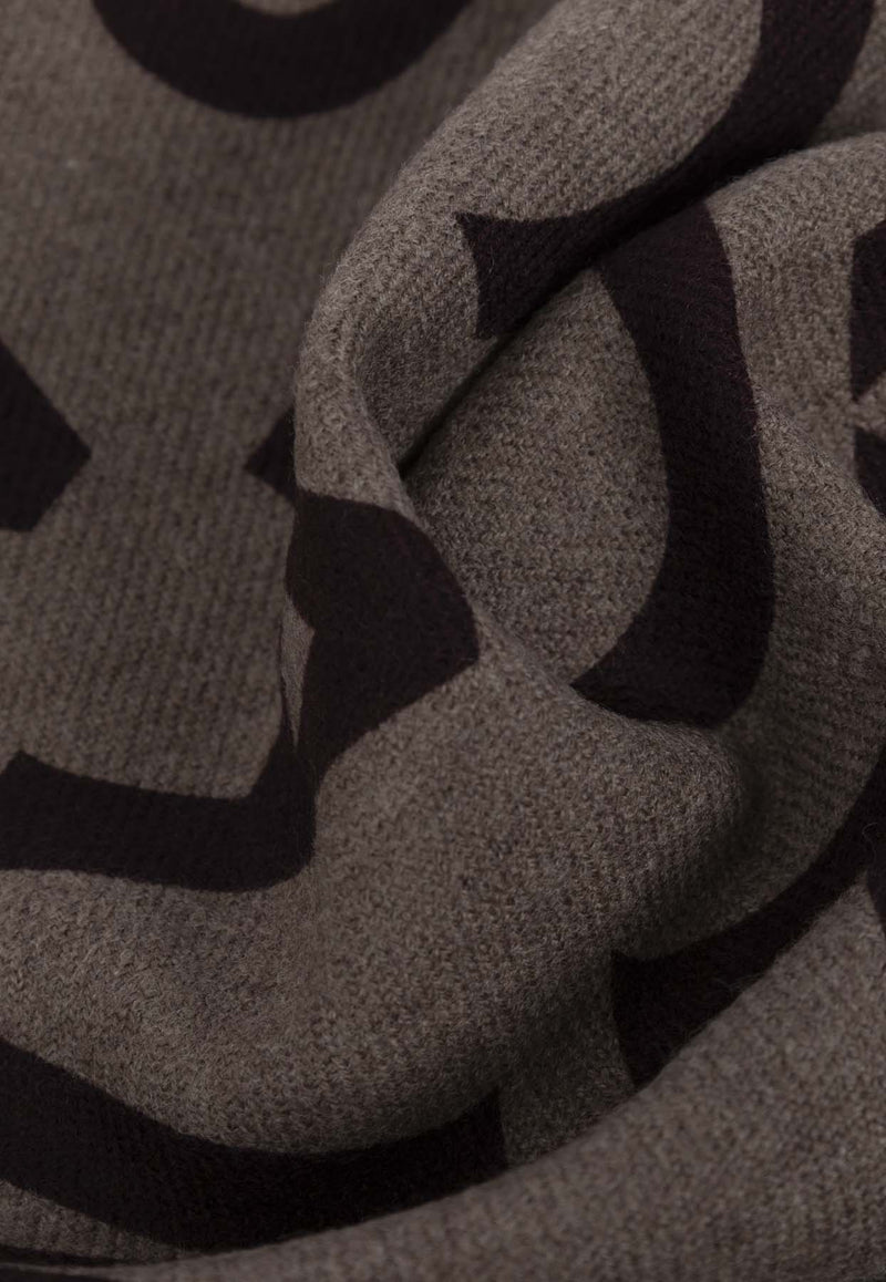 وشاح من الحرير بشعار الماركة