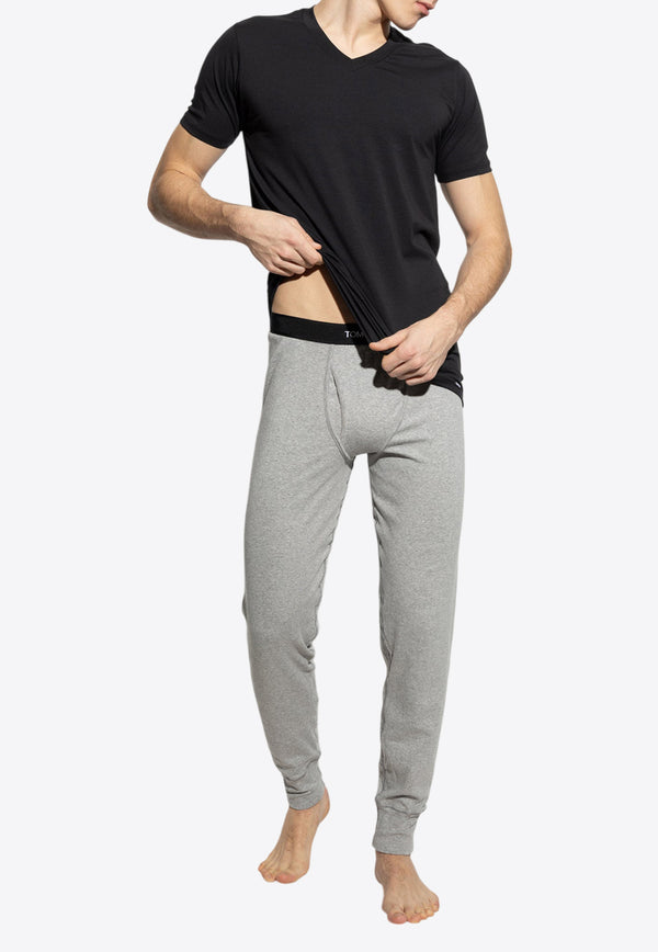 تي شيرت بقَصة عنق V مع شعار مُطرز