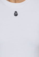 تي شيرت بشعار مُطرّز برقبة دائرية