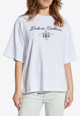 تي شيرت برقبة دائرية وشعار مطبوع