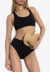 بكيني بأحزمة ظهر متقاطعة مع رقعة شعار الماركة