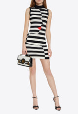 فستان قصير مُقلّم بقَصة ملائمة لشكل الجسم