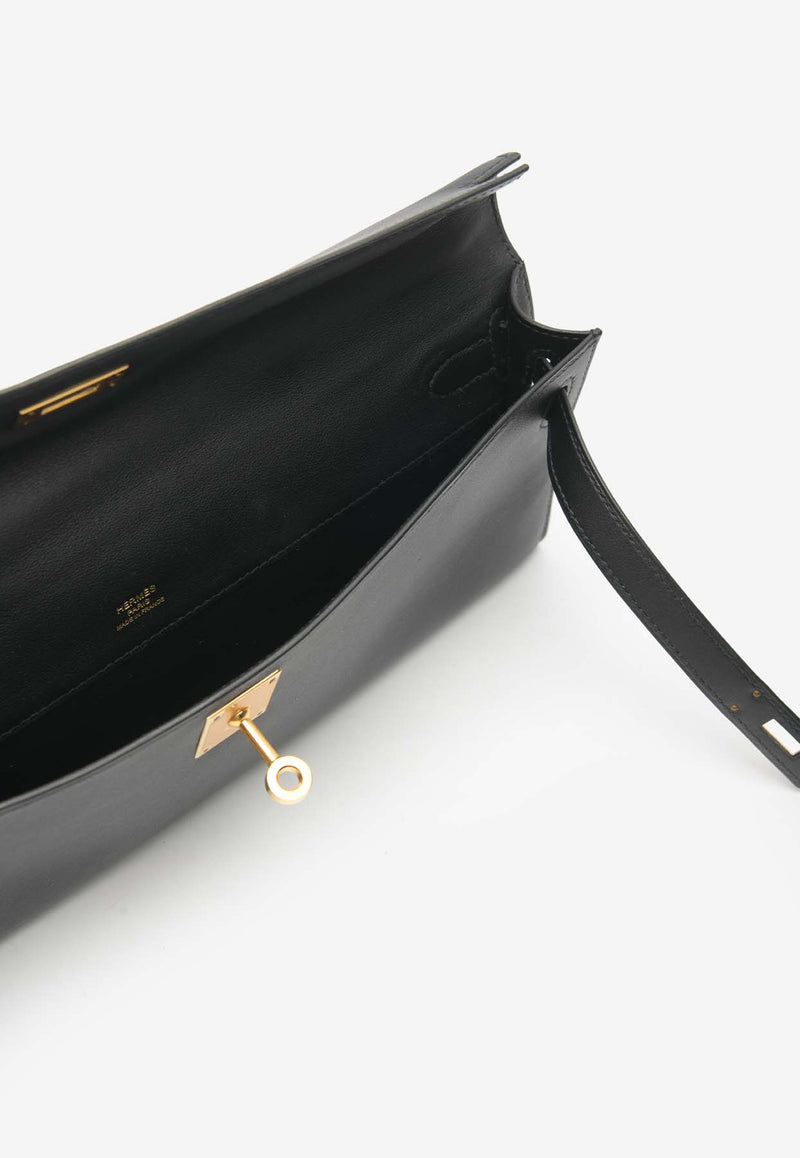 حقيبة كيلي كت كلاتش مصنوعة من جلد سويفت باللون الأسود ومزودة بأجزاء معدنية ذهبية