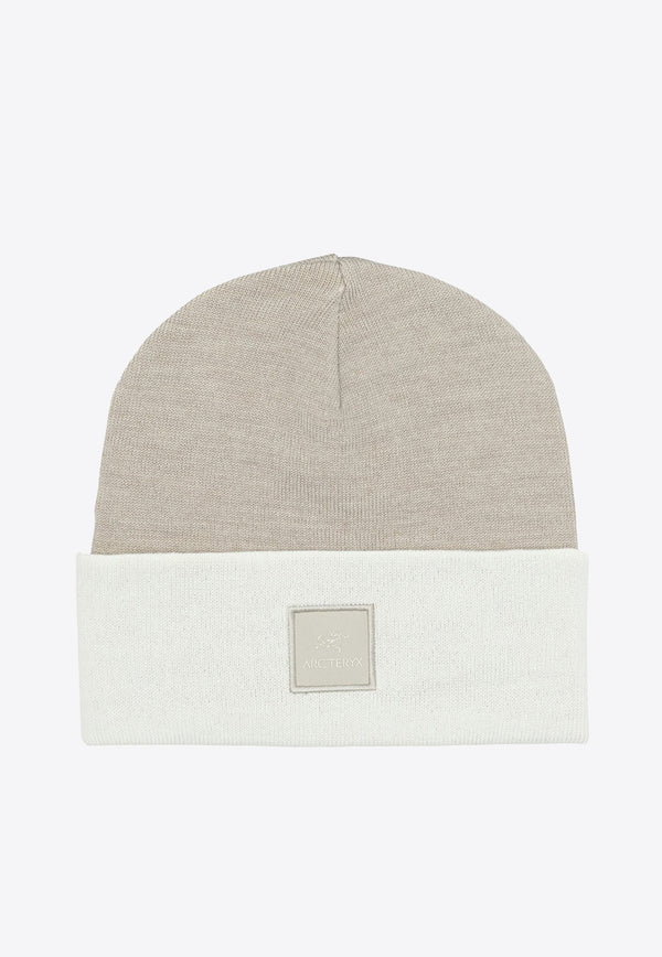 Arc'teryx Two-Tone Logo Patch Beanie Beige X000009931COLOUR BLOCK TOQUERUNE/ARTIC SILK_3c19a2c1-ca34-4834-a7d8-db19c74222b0