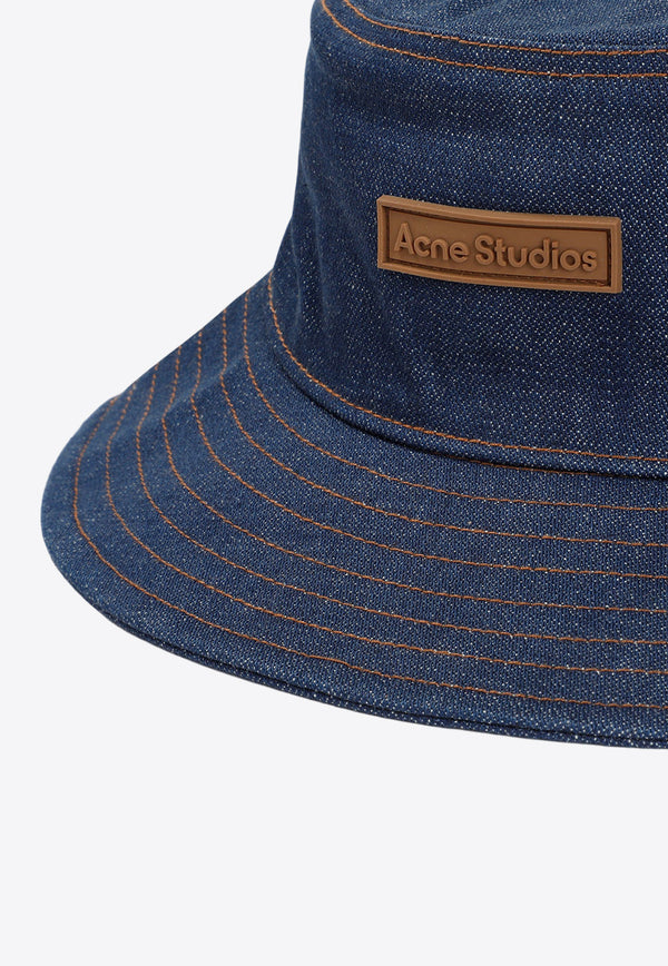 قبعة دلو تحمل شعار العلامة التجارية