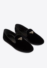حذاء لوفر مخملي بشعار مثلث