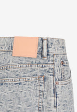 تنورة جينز صغيرة بشعار الماركة