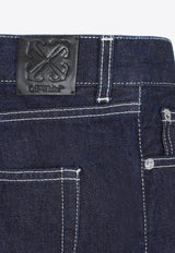 بنطال جينز بقصة مستقيمة وشعار الماركة